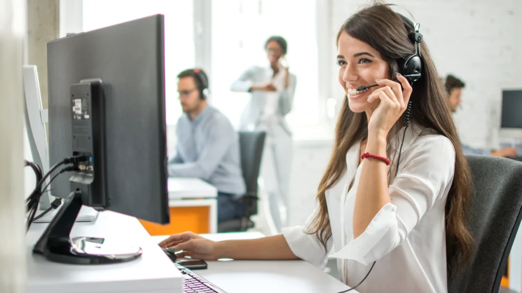 Personal de atención al cliente de una empresa de control de termitas.