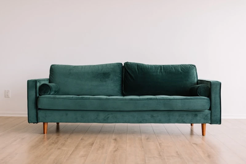 Mueble con daño por termitas en sala. Mueble en sala con daño visible por termitas.